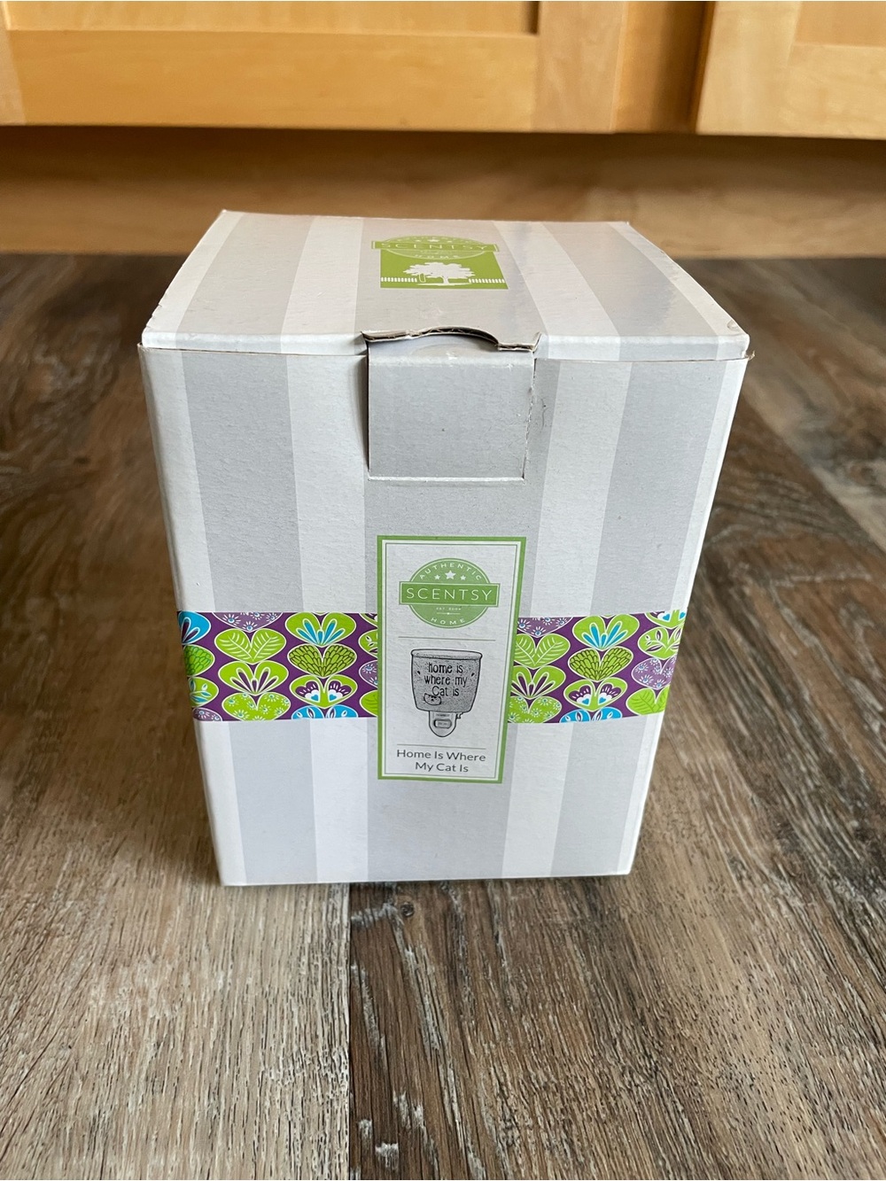 New! Scentsy Fragrance plug in warmer Home is Where the Cat Is